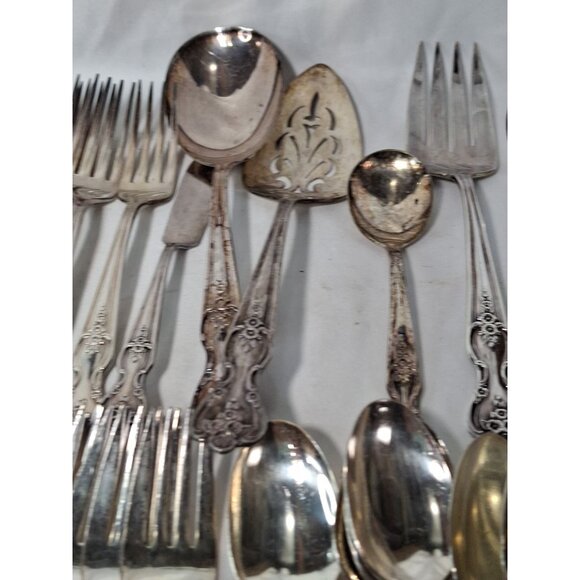 VTG 1950’s WM Rogers Co. Extra Plate Magnolia 53  Piece Silverware & Serving Set - Picture 6 of 12